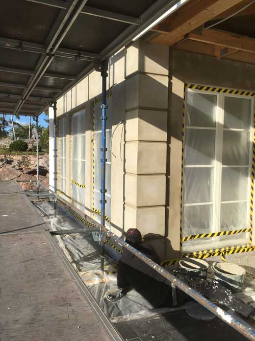 En fasad på ett hus blir renoverat